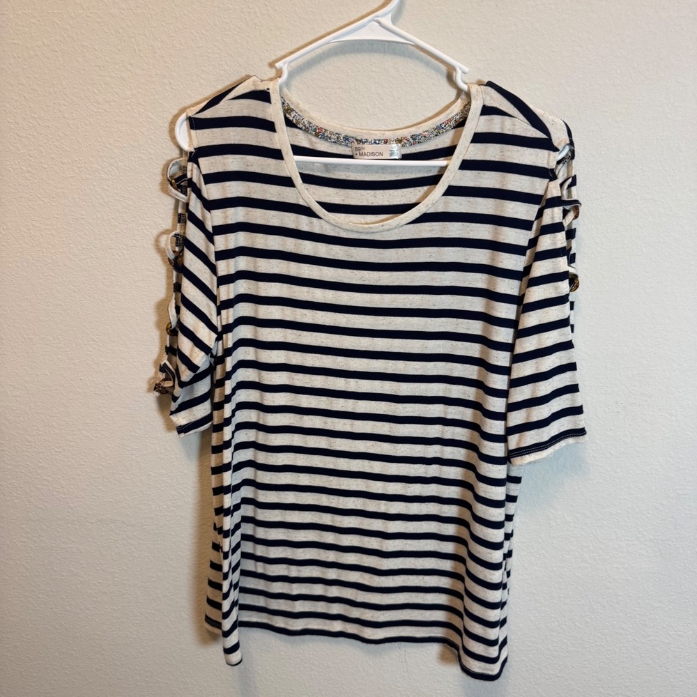89th + Madison Striped T-Shirt Womens Large‎ Short Sleeve Cutout Shoulder